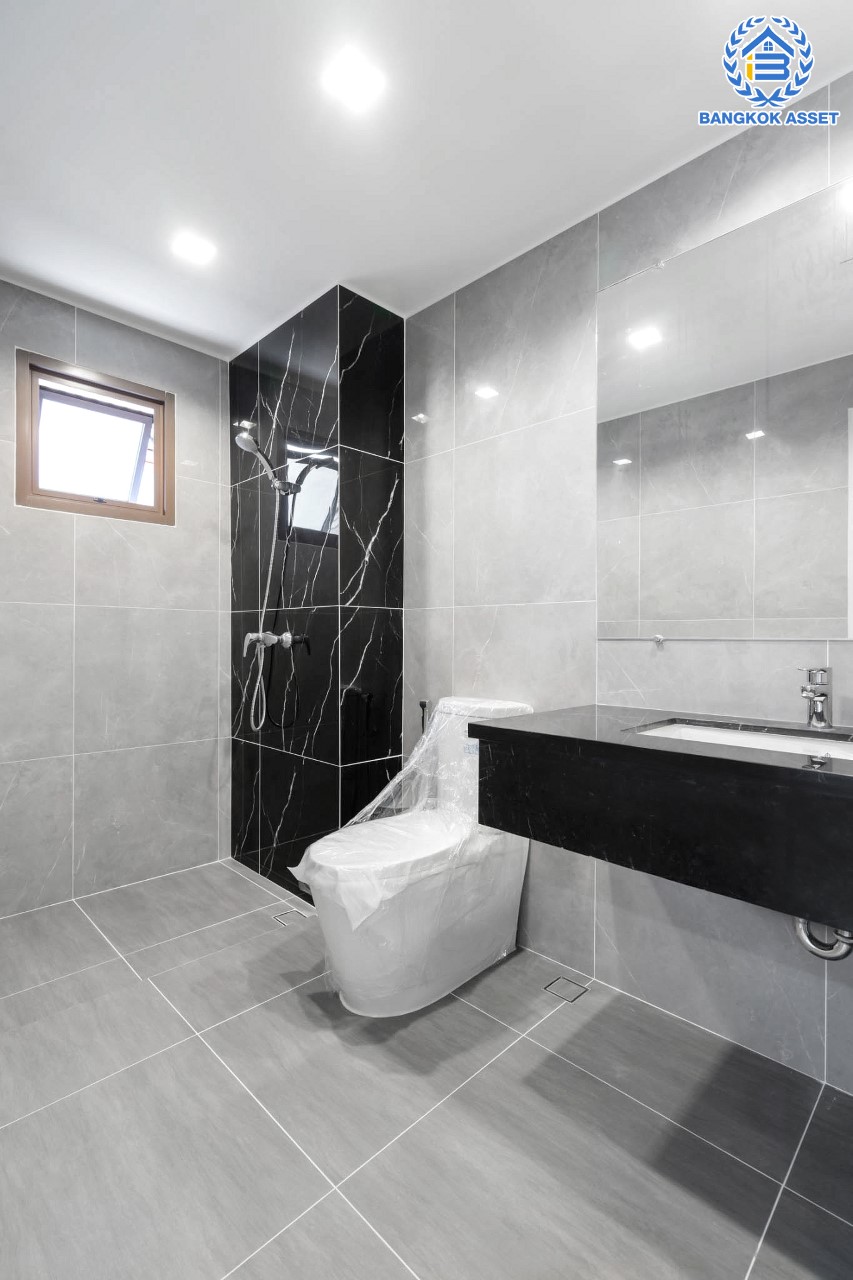 คฤหาสน์ตกแต่งใหม่ หลังใหญ่ที่สุดเท่าที่เคยมีมา!! แบรนด์ Sansiri ม.เศรษฐสิริ สนามบินน้ำ แปลงมุม ดีไซน์สุด Luxury ทำเลโซนเมือง! เนื้อที่ 121.3 ตร.ว. บนพื้นที่ใช้สอยถึง 510 ตร.ม. ฟังก์ชันจัดเต็ม 4 ห้องนอน 5 ห้องน้ำ 1 ห้องแม่บ้าน 1 ห้องอเนกประสงค์ จอดรถได้ถึง 5 คัน บนทำเลใกล้เซ็นทรัลรัตนาธิเบศร์ และ MRT สายสีม่วง "สถานีแยกนนทบุรี1"